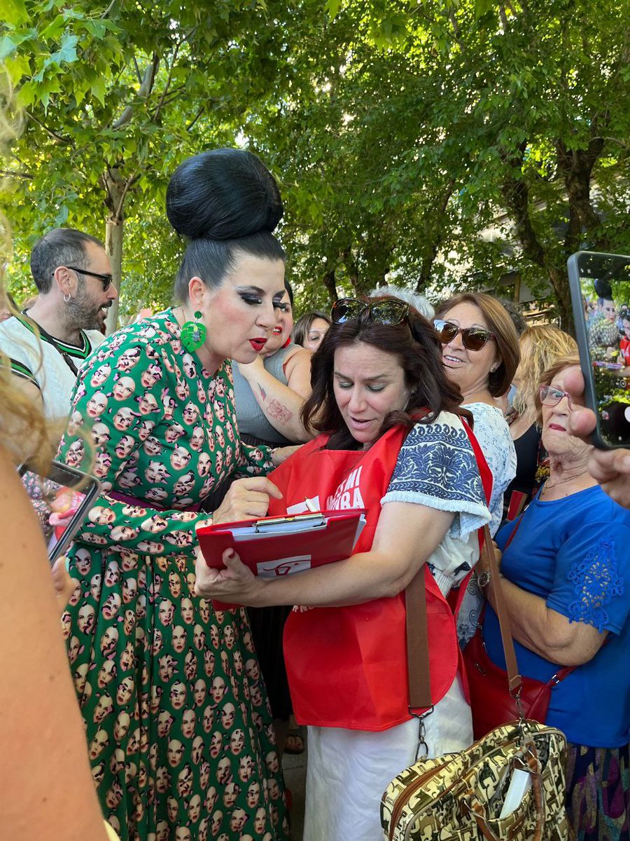 💃 "La terremoto de Alcorcón" ha firmado!! Se inauguraba rotonda a su nombre y ha dicho: "soy muy folklórica, pero no me gusta que hagan daño a los toros".

❗ Seguimos buscando personas que ayuden a recoger firmas haciéndose fedatarias. Descubre cómo en noesmicultura.org/fedatarios