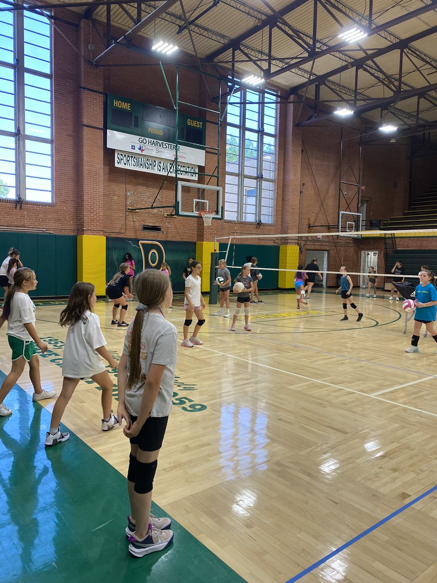 Kids Camp Day 1 ✅
Passing &amp; Setting ✅
Can’t wait to have McNeely full of Lady Harvesters again tomorrow! 🌾🏐💚