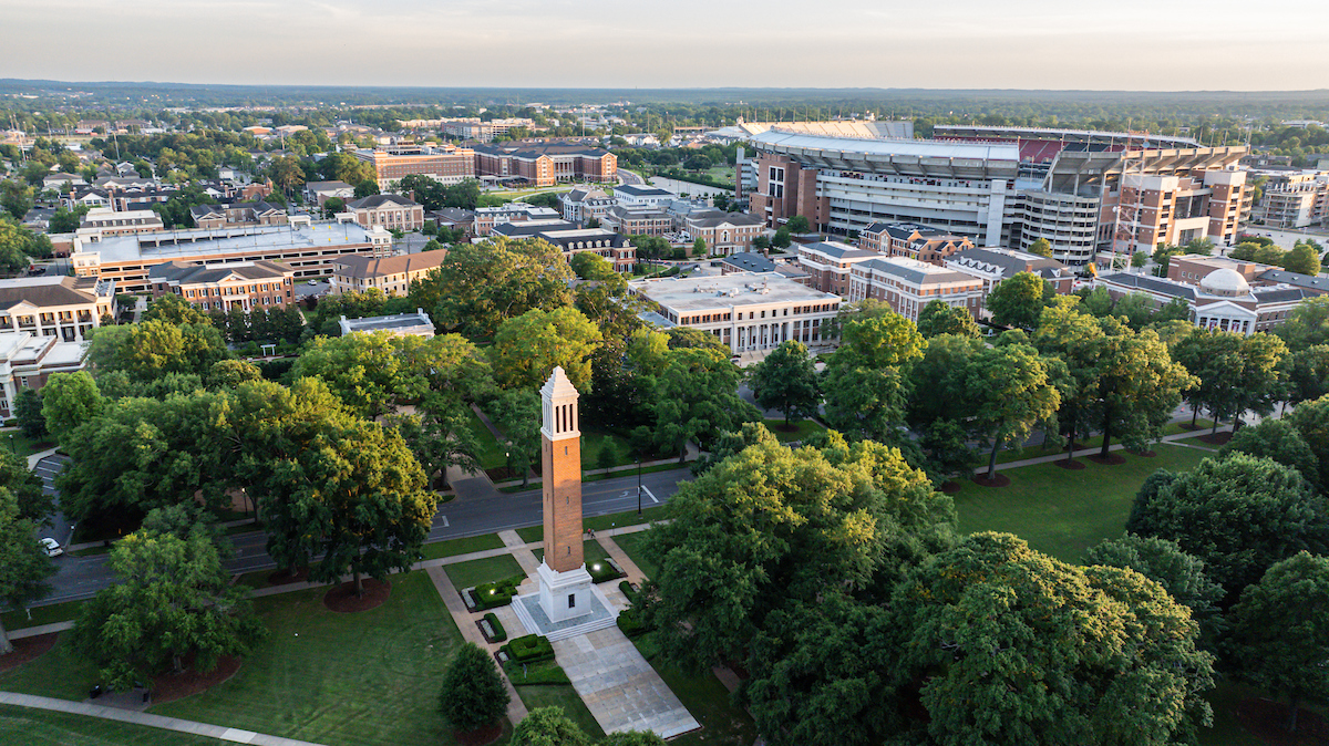 UofAlabama's tweet photo. 13,103 students are on their way to LEGENDARY 🤩 The dean's &amp; president's lists recognize full-time undergraduate students who have reached specific academic goals ↓
🌟 Dean's list: 3.5+ GPA
🏆 President's list: 4.0 GPA
Find your name on the list → https://t.co/XyxHrl5a48 https://t.co/kneH7DPNyD