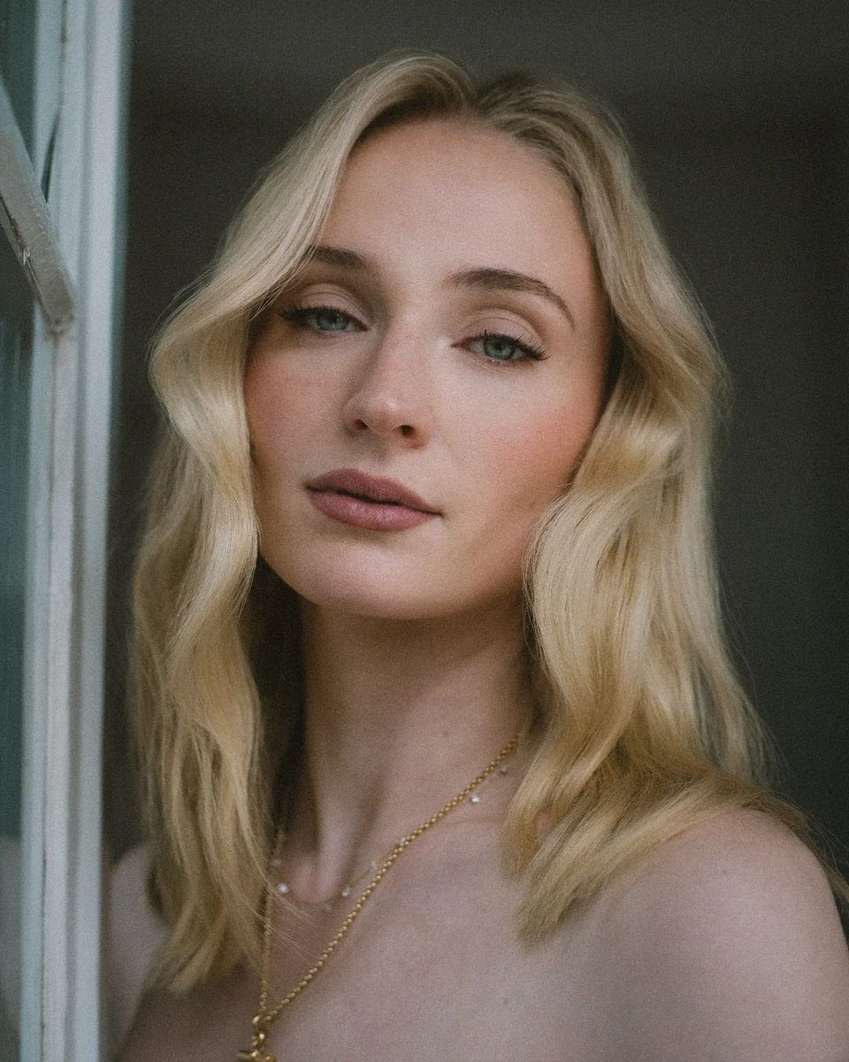 🌼 𝙎𝙤𝙥𝙝𝙞𝙚 𝙏𝙪𝙧𝙣𝙚𝙧 🌼 

Photo by Halley Brisker

#sophieturner