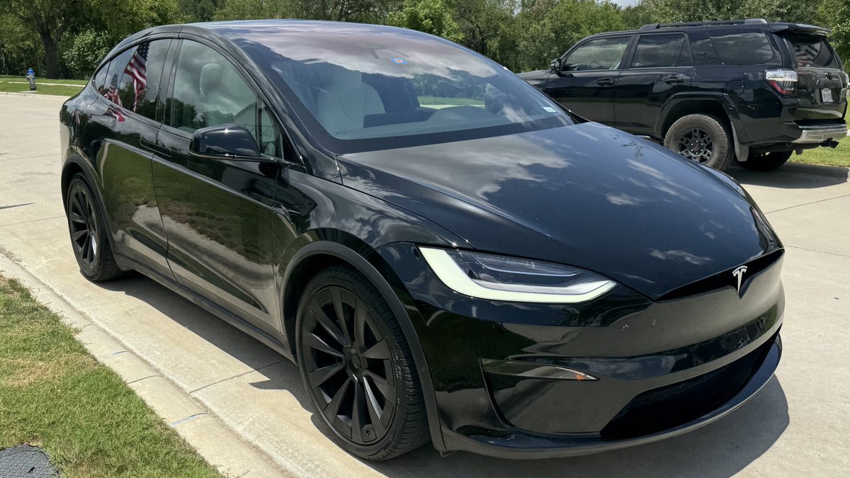 marshal's tweet image. Good riddance Tesla Model X. 

You had cool technology, horrible build quality, and tons of time at Tesla Service. 

Worst car I’ve ever owned. ✌️