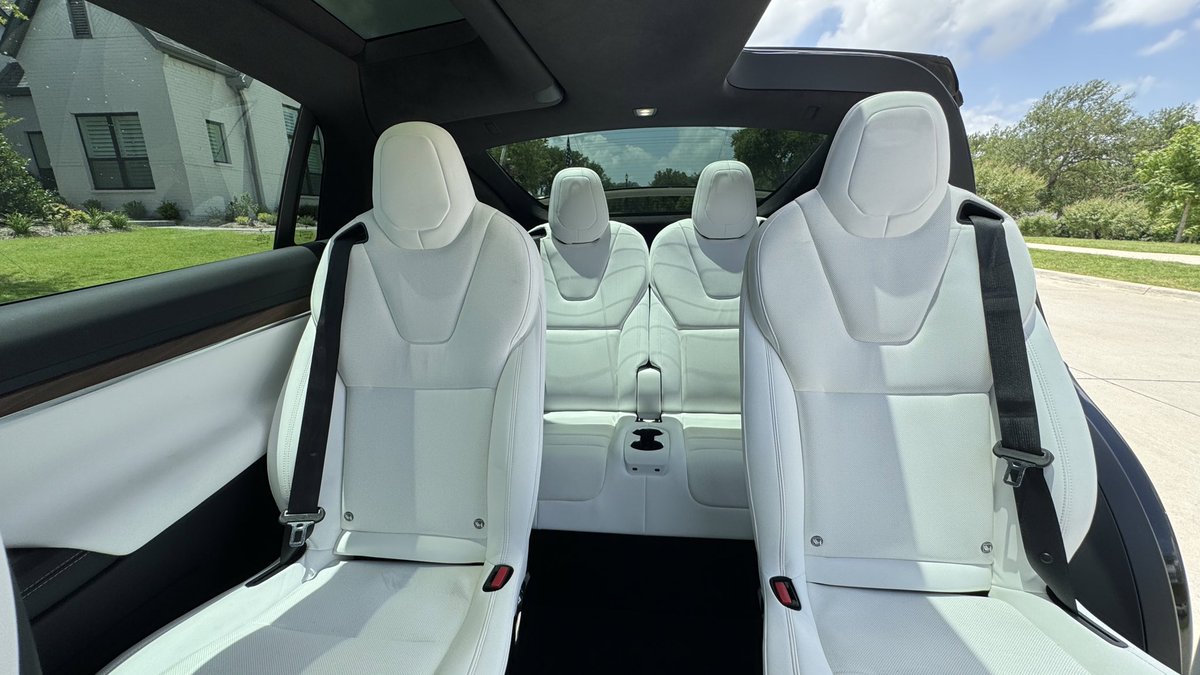 marshal's tweet image. Good riddance Tesla Model X. 

You had cool technology, horrible build quality, and tons of time at Tesla Service. 

Worst car I’ve ever owned. ✌️