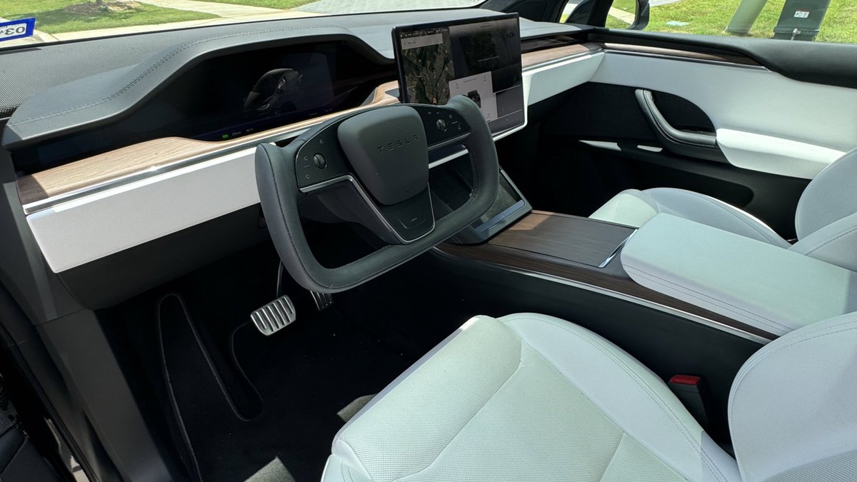 marshal's tweet image. Good riddance Tesla Model X. 

You had cool technology, horrible build quality, and tons of time at Tesla Service. 

Worst car I’ve ever owned. ✌️