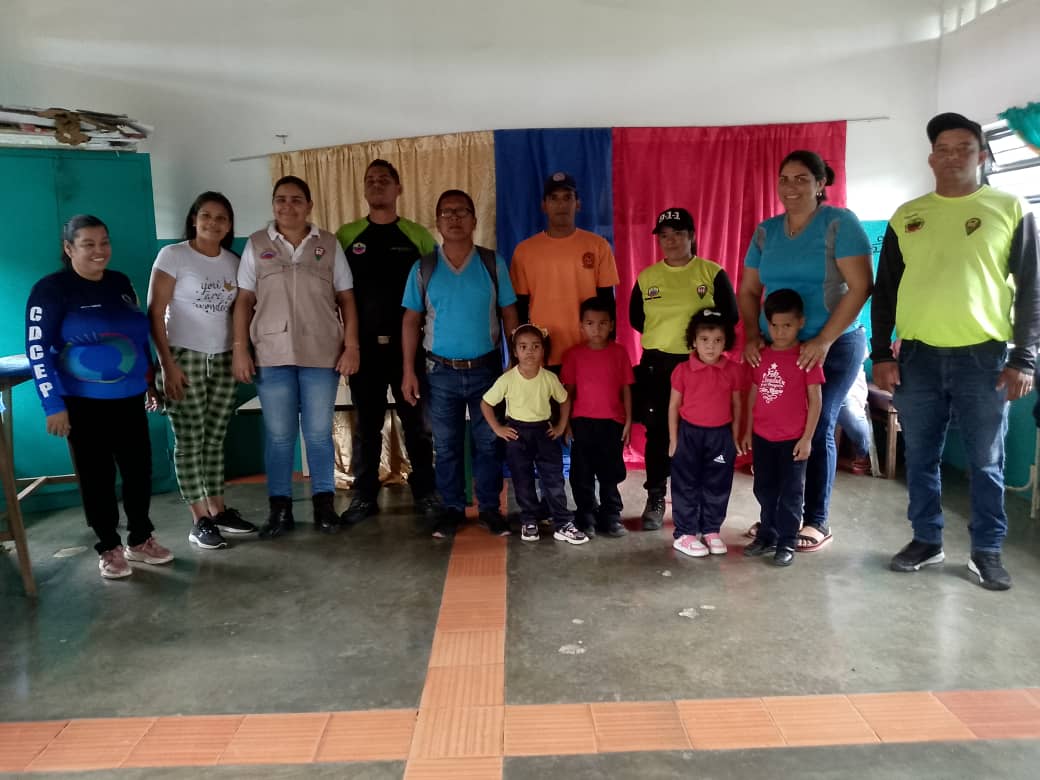 ven911delta's tweet photo. ¡FORMANDO CORAZONES PATRIOTAS!
Hermosa Jornada Informativa en la Escuela Dr. José María Vargas, cumpliendo con las políticas del Presidente, en reforzar la educación preventiva.
#CultivamosFuturo
@nicolasmaduro
@lizetadelta @remigioceballos @Oficial_VEN911 
@dicurualberth https://t.co/OXU651eGuU