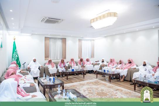 Saudi_MoiaEN's tweet photo. On the eleventh day of Dhul-Hijjah, 1445 AH, His Excellency the Minister of Islamic Affairs, Dawah and Guidance, Chairman of the Supreme Committee for the Ministry’s Hajj, Umrah, and Visitation Works, Sheikh Dr. Abdullatif bin Abdulaziz Al Alsheikh, met the advocates participating in the Ministry’s work during this year’s Hajj 1445 AH, in his office at the Ministry’s headquarters in #Mina. 

#Readily_and_tranquility
#Islamic_Affairs_Hajj1445

https://t.co/9kSpwL46mt
