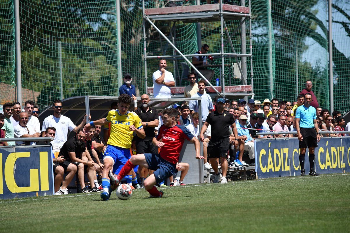 🤕 La brutal entrada que recibió el futbolista del filial del #CadizCF el pasado domingo en el partido de ascenso.

🟨 Sorprendentemente el árbitro tan solo mostró cartulina amarilla. 

🤷¿Parece que merece algo más que amarilla no <a href="/beniarroyo_/">Beni Arroyo</a>?

<a href="/PabloBarea10/">Pablo Barea</a>