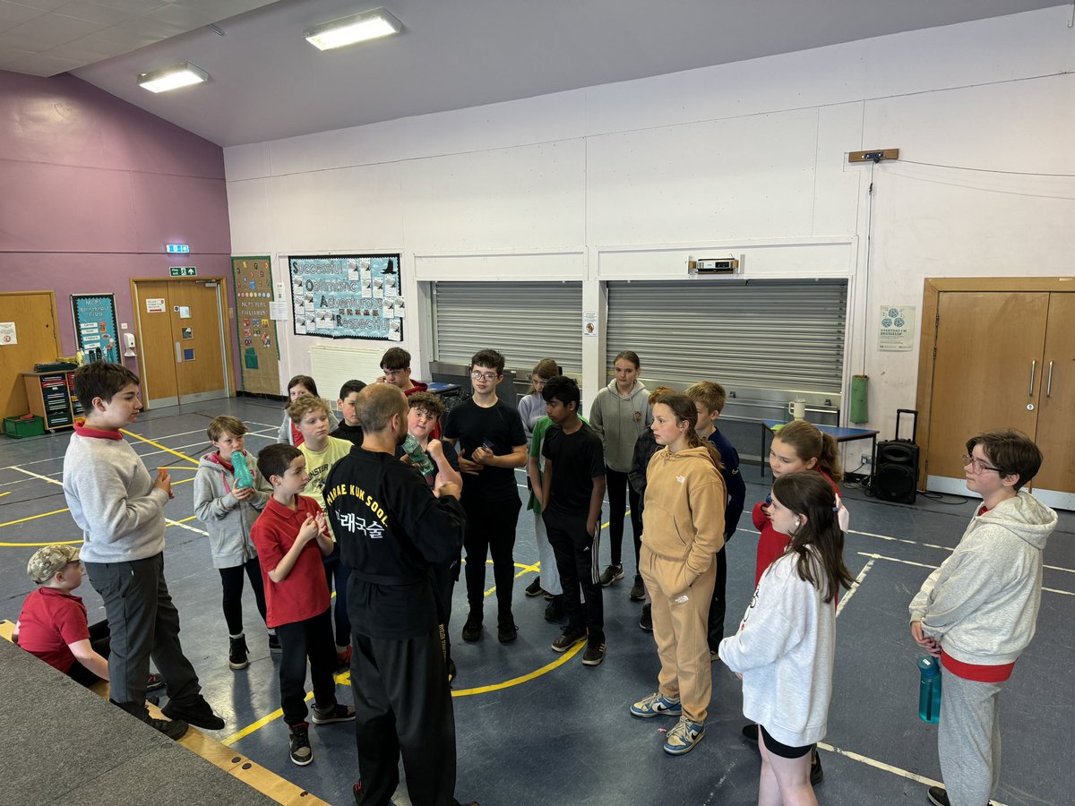 MidCalder_PS's tweet image. P6/7 loved health week! They enjoyed trying a range of sports and activities. Thanks to a Dad from our class who came in to teach rugby, we loved it! #sports #health #HWB @WlhwbChamps #MCPSP67 🏆 🏉 🥋