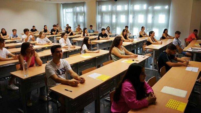 NurBlanch's tweet photo. 🧵 Primer  examen

Aquest dimarts, s'ha iniciat amb Llengua Castellana i Literatura. Els alumnes han pogut triar entre les 2 llengües oficials de la comunitat autònoma. Al Campus de la URV de l'Ebre el 100% dels alumnes han escollit fer la prova en català.

👇 3/4 https://t.co/PtwD12vAnf