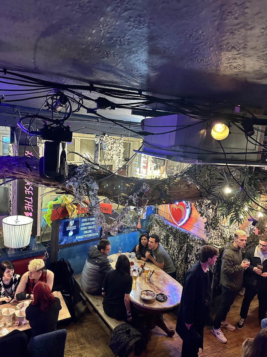 TheOtherGuysPS3's tweet photo. I rarely go to a pub with a friend and this is very interesting. 🧟 As soon as you enter the door, the color of the light is very strange🧐🧐 https://t.co/JIJiruoNzc