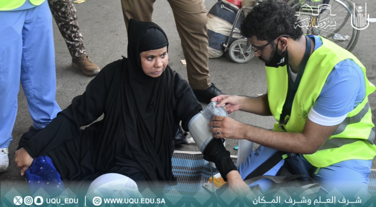arabnews's tweet photo. #PHOTOS: Volunteers from @Uqu_edu University in #Makkah continued to provide field health services to pilgrims in Mina on the first day of Tashreeq on Monday, during the 2024 #Hajj season #Hajj2024 #SaudiArabia https://t.co/3J4Gcykeaj https://t.co/utld9OkIK1