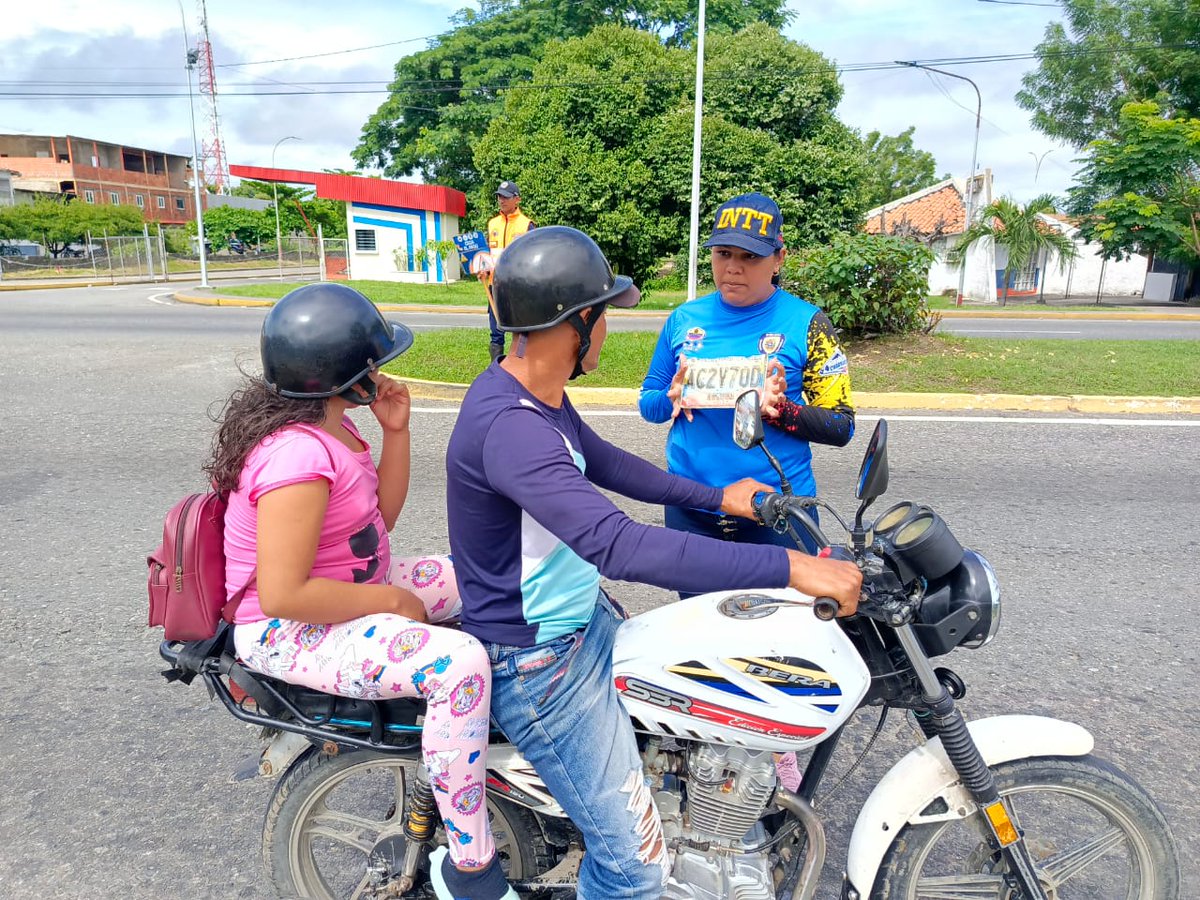 guanare_intt's tweet photo. #Educacion|Con el propósito de mantener una buena conducta en las vías #INTT Guanare en conjunto con la @PNBVzla continúa en la Av. Unda, del centro de Guanare, orientando a los conductores para el uso del cinturón de seguridad y respeto a las normas de tránsito
#CultivamosFuturo https://t.co/RrhrhZOowG