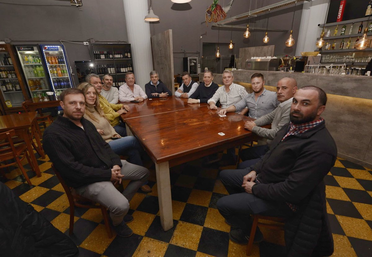 fernandogray's tweet photo. Acompañado de @JuanZabaletaOk, nos reunimos en Junín con José Molinari, presidente de la Cámara Pyme del Noroeste de la Provincia de Buenos Aires (@CamaraPymeCapyn), que agrupa a 150 empresas de la región, y con representantes de algunas de esas compañías, como Ricardo de la Fuente. Conversamos sobre la necesidad de fortalecer y apoyar a las pymes como motor de la economía local. En este sentido, coincidimos en la necesidad de implementar medidas que protejan a nuestras empresas y fortalezcan la producción nacional.