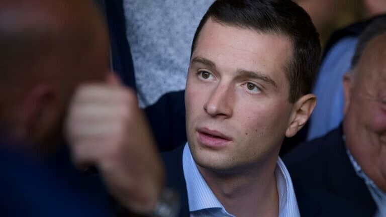 BFMTV's tweet photo. 🔴 ALERTE INFO
Jordan Bardella n'irait à Matignon qu'en cas de majorité absolue aux législatives
https://t.co/qHzyoPvHuA https://t.co/1ehejA2iZH