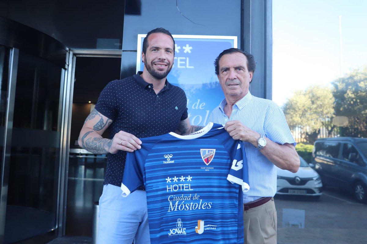 CDMostolesOfic's tweet photo. FICHAJE |

🧤 Ivan Villar, primera incorporación del Móstoles CF 24/25

🥅 Portero más que contrastado del fútbol de Madrid con ganas de empezar la temporada, procede del Zona Norte.

¡Bienvenido a tu nueva casa!

#VamosMostoles #ContamosContigo https://t.co/a6kdJnyJJC