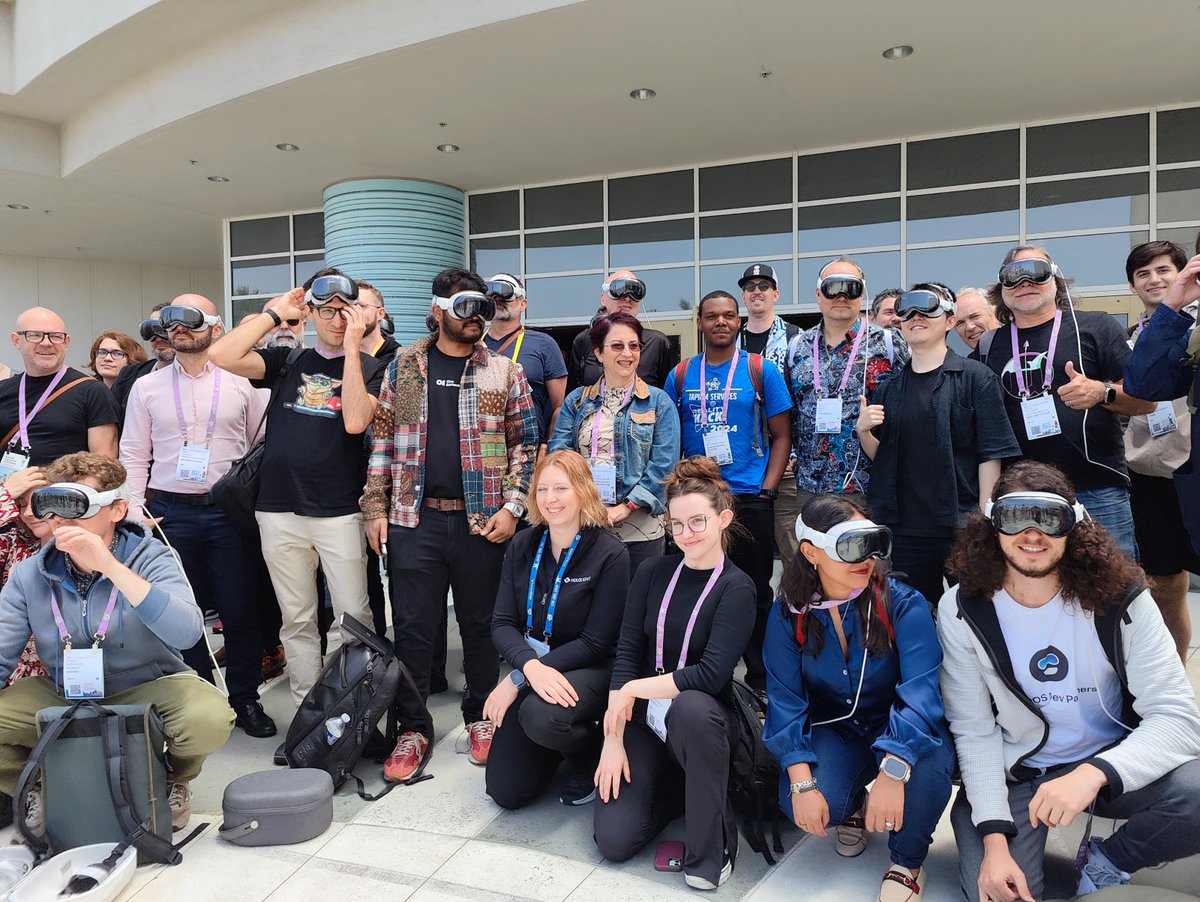 ARealityEvent's tweet image. Look at all those headsets! 🤩
We just kicked off the VisionOS Workshop sponsored by @Unity.

#AWE2024