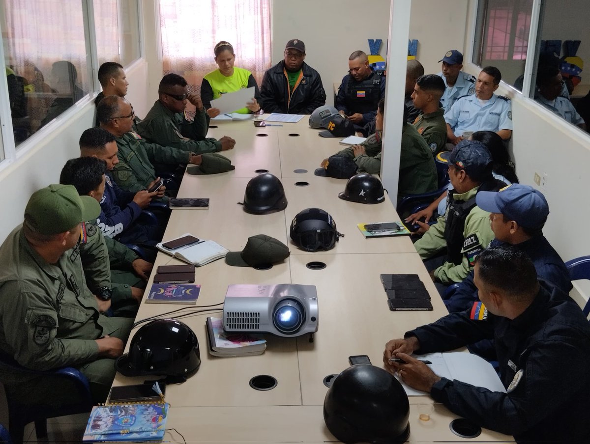 ven911delta's tweet photo. ¡VENEZUELA TIERRA DE PAZ!
Bajo orientaciones del Presidente Nicolás Maduro Moros 🇻🇪 el VEN9-1-1 sigue trabajando por la Paz y Armonía✨ del pueblo venezolano.
#CultivamosFuturo
@nicolasmaduro
@lizetadelta @remigioceballos @Oficial_VEN911 
@dicurualberth @prensagobdelta https://t.co/S8atYerFw7