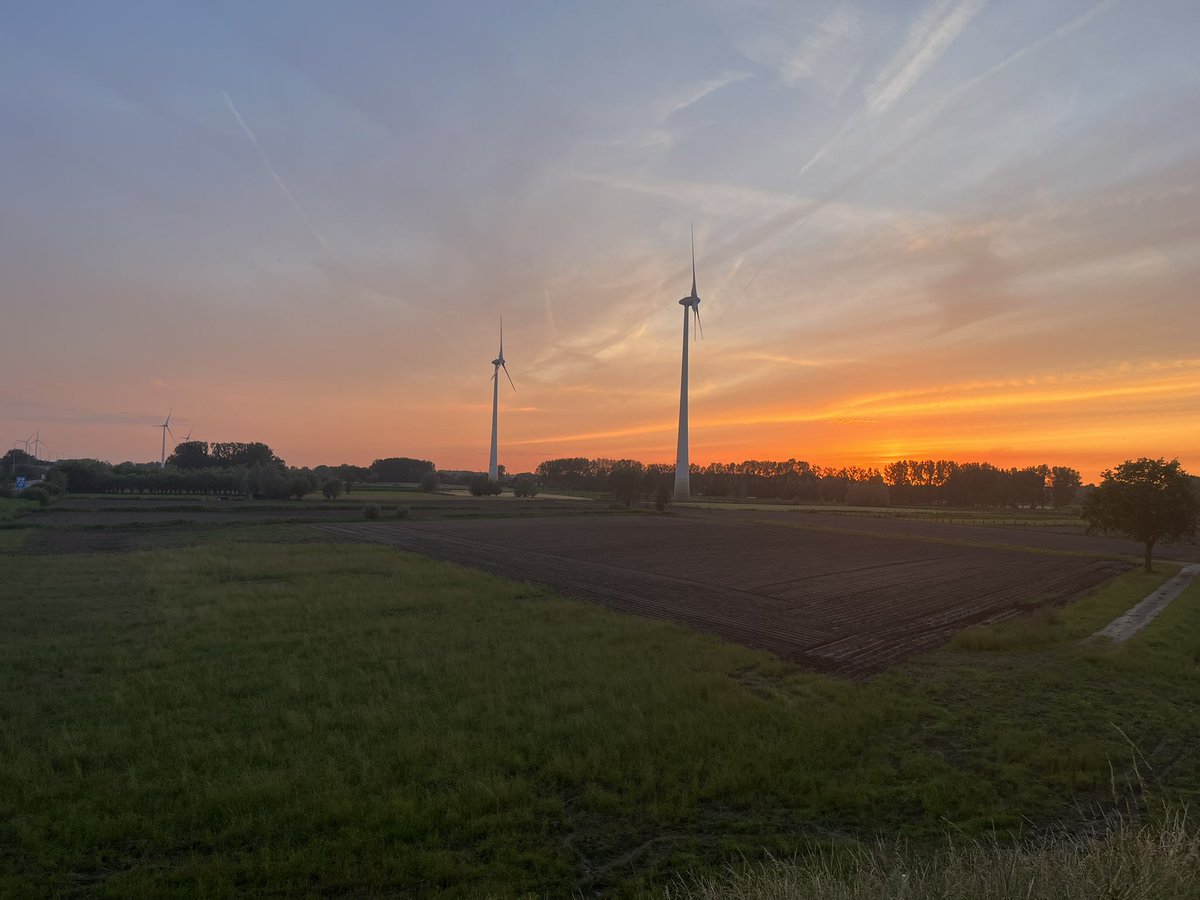 LinterRuben's tweet photo. Wij leven in zo’n prachtig land. Waar kerken de enigste bergen zijn… https://t.co/fvBJ5H0fAy