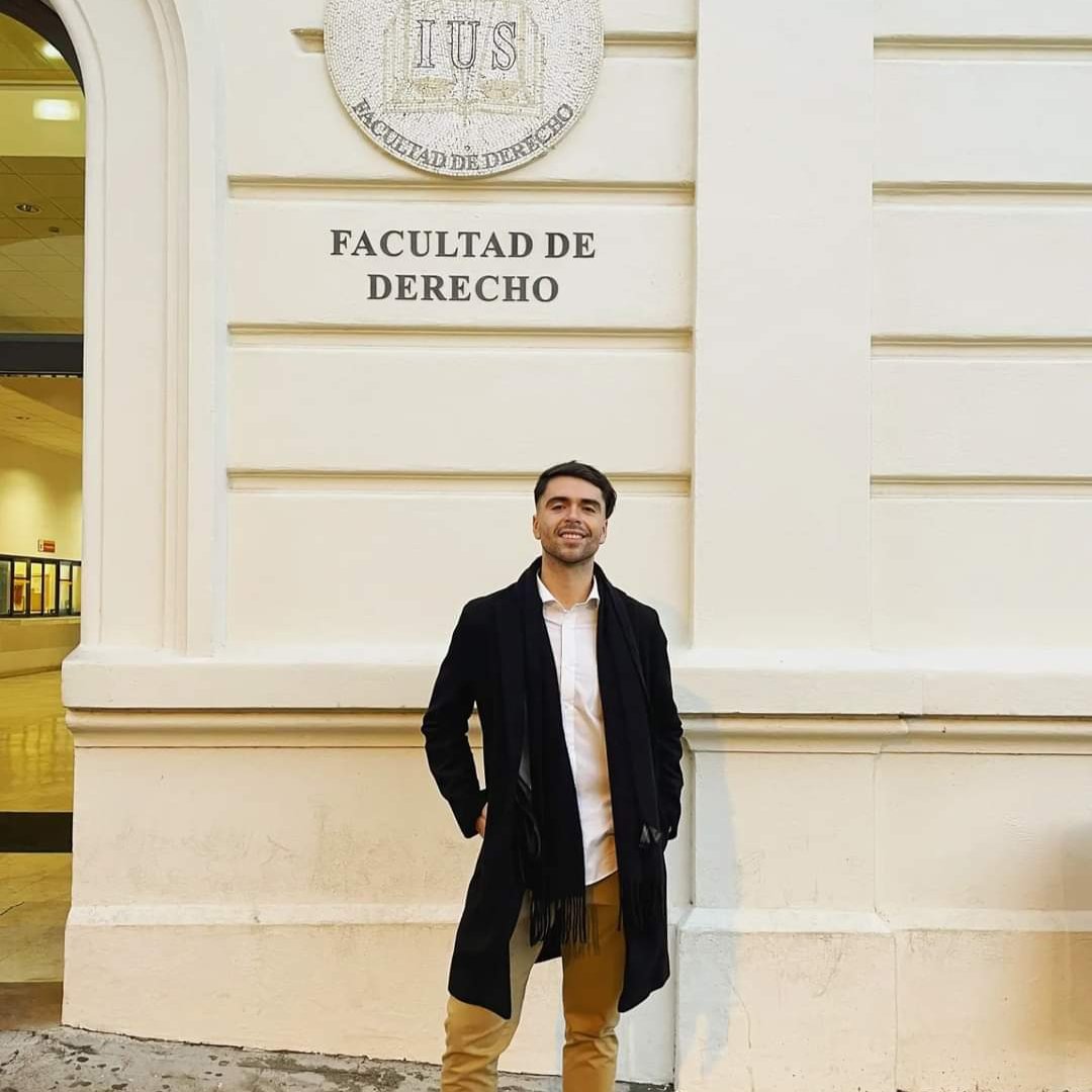 Bastián Moraga, doctorando en <a href="/derechouah/">Facultad de Derecho UAH</a>, ha sido galardonado con el Premio Extraordinario de Fin de Estudios en Máster Universitario en Relaciones Jurídico-Privadas por la <a href="/unisevilla/">Universidad de Sevilla</a>, destacando en el ámbito jurídico internacional. 
Leer más: derecho.uahurtado.cl/noticias/docto…