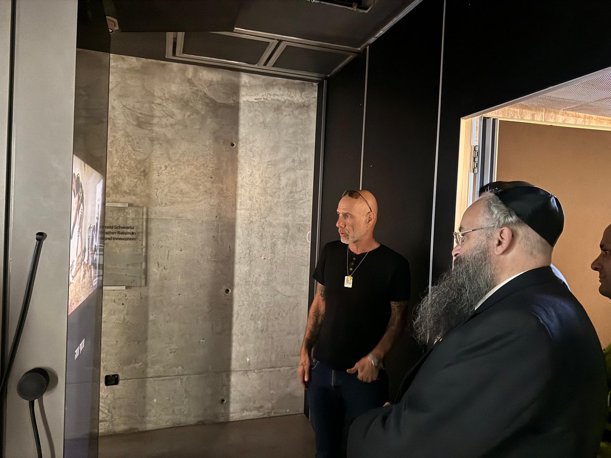 zaka_il's tweet photo. לראשונה: מתנדבי זק״א שפעלו במחנה שורה במכון הלאומי לרפואה משפטית ובקיבוצי העוטף באוקטובר נפגשים עם הצלם זיו קורן שתיעד את פעילותם בתערוכה "שבעה באוקטובר" במרכז פרס לשלום ולחדשנות:

מתנדבי זק״א והנהלת הארגון הגיעו למרכז פרס לשלום ולחדשנות לתערוכה ׳שבעה באוקטובר׳ של הצלם זיו קורן שתיעד את פעילותם בשטח.
התערוכה שִ��בְעָה בְּאוֹקְטוֹבֶּר אשר הוצגה בלמעלה מ- 40 ערים במדינות שונות ברחבי העולם, מוצגת לראשונה בארץ במרכז פרס לשלום ולחדשנות, ומספקת תיעוד מטלטל, מקיף וראשוני ממאורעות אותה שבת ועד היום, וכוללת תמונות פרינט ומיצגים דיגיטליים.

קרדיט צילום: מרכז פרס לשלום ולחדשנות. 
התערוכה פתוחה לקהל הרחב בהזמנת כרטיסים מראש באתר. 

https://t.co/fPwwVyRWZv