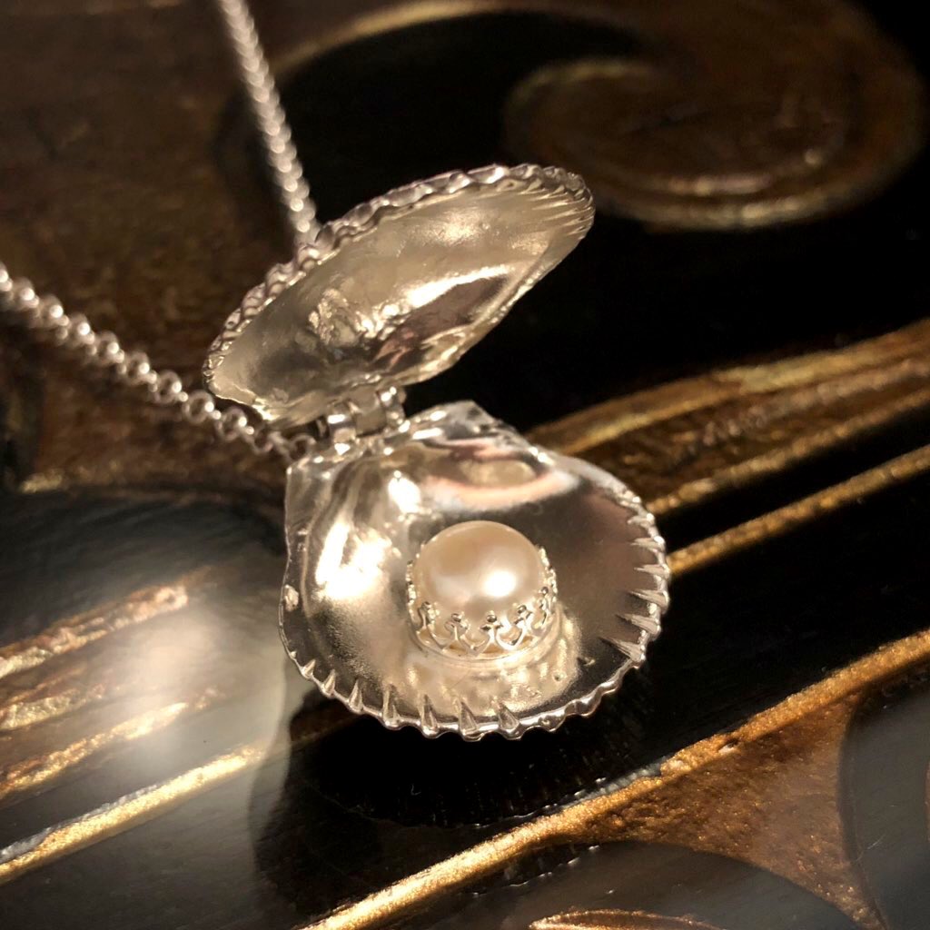 Tony__Mack's tweet photo. Just got hooked up with a pearl merchant and purchased an obscene amount. Venus is now in cancer btw https://t.co/AxvDx4sz0o