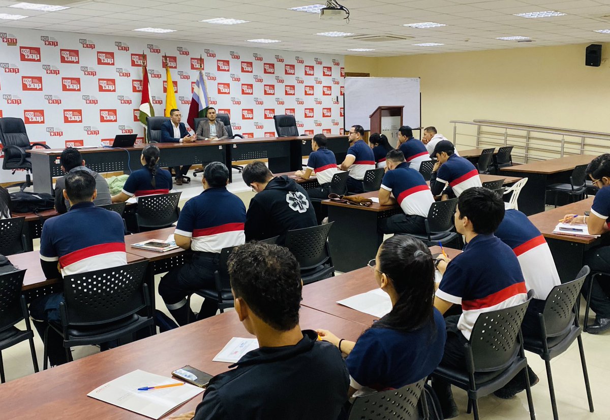 ECU911PVO's tweet photo. Hoy iniciamos el taller #PrimerRespondiente con la participación de estudiantes de la carrera Tecnología Superior en Emergencias Médicas del ITSUP. 

En el módulo Servicios de Emergencias conocieron sobre la coordinación de incidentes reportados al 9️⃣1️⃣1️⃣

@IAcreditado https://t.co/RHdPcjN5ZH