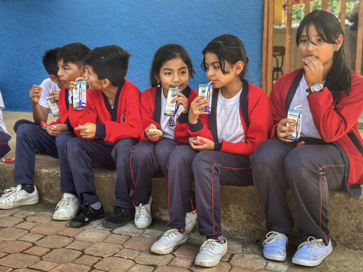 EducacionZ7_Ec's tweet photo. En el cantón Calvas, se han entregado más de 4 mil raciones de #AlimentaciónEscolar a estudiantes de planteles educativos fiscales, contribuyendo a su rendimiento físico y mental.  El coordinador @FavioAndresV constata el proceso de distribución.
#ElNuevoEcuadorResuelve https://t.co/bM0ixHJNhh