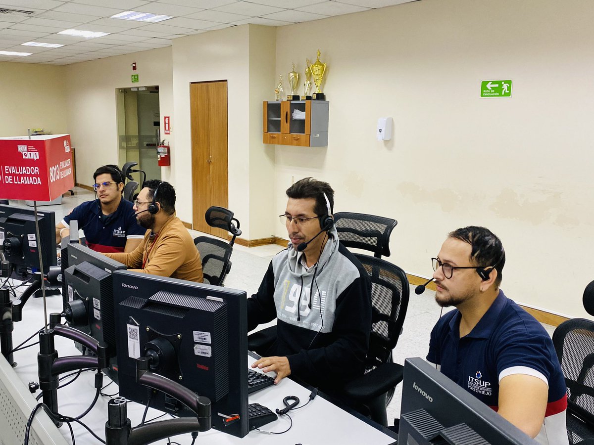 ECU911PVO's tweet photo. Los participantes visitaron las salas operativas del #ECU911, donde constaron el monitoreo que se realiza mediante las cámaras de #VideovigilanciaECU911 y la coordinación para la atención de las emergencias con las entidades articuladas. 

#ECU911SomosTodos https://t.co/XRiOXgJWE1