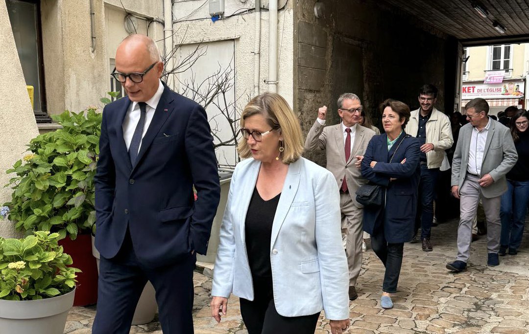 Avec_Edouard's tweet photo. 🔵 J-13 avant les législatives ! 💪🏻🇫🇷 
⚪️ @EPhilippe_LH était à Bolbec pour soutenir @mapoussier, candidate dans la 9e circonscription de Seine-Maritime. Il a aussi partagé un moment avec des élus et des militants, où il a rappelé l’importance de notre combat contre les extrêmes. https://t.co/oUWFXZchGO