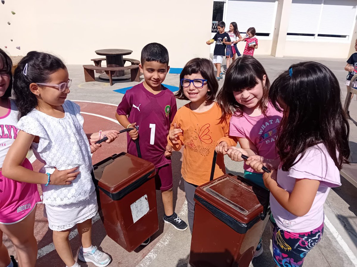 Durant aquest 3r trimestre ela alumnes de la Comunitat de mitjans han tirat les deixalles orgàniques de l'escola al compostador del jardí que ens va donar l'Ajuntament de Navàs.
Al setembre tindrem compost orgànic per adobar les plantes.#escolaverda