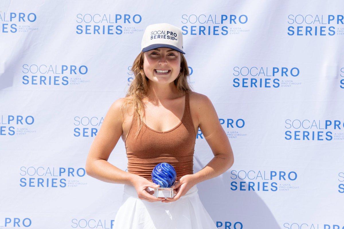 USTASoCal's tweet photo. 🏆TITLE SECURED🏆
Top-seeded Fiona Crawley from UNC won her third consecutive ITF World Tour/USTA Pro Circuit singles championship with a 6-4, 1-6, 6-3 victory over fellow Tar Heel and No. 6 seed Sara Daavettila.
📸: Lexie Wanninger
#SoCalProSeries #ITF #USTASoCal https://t.co/QNlNVulu56