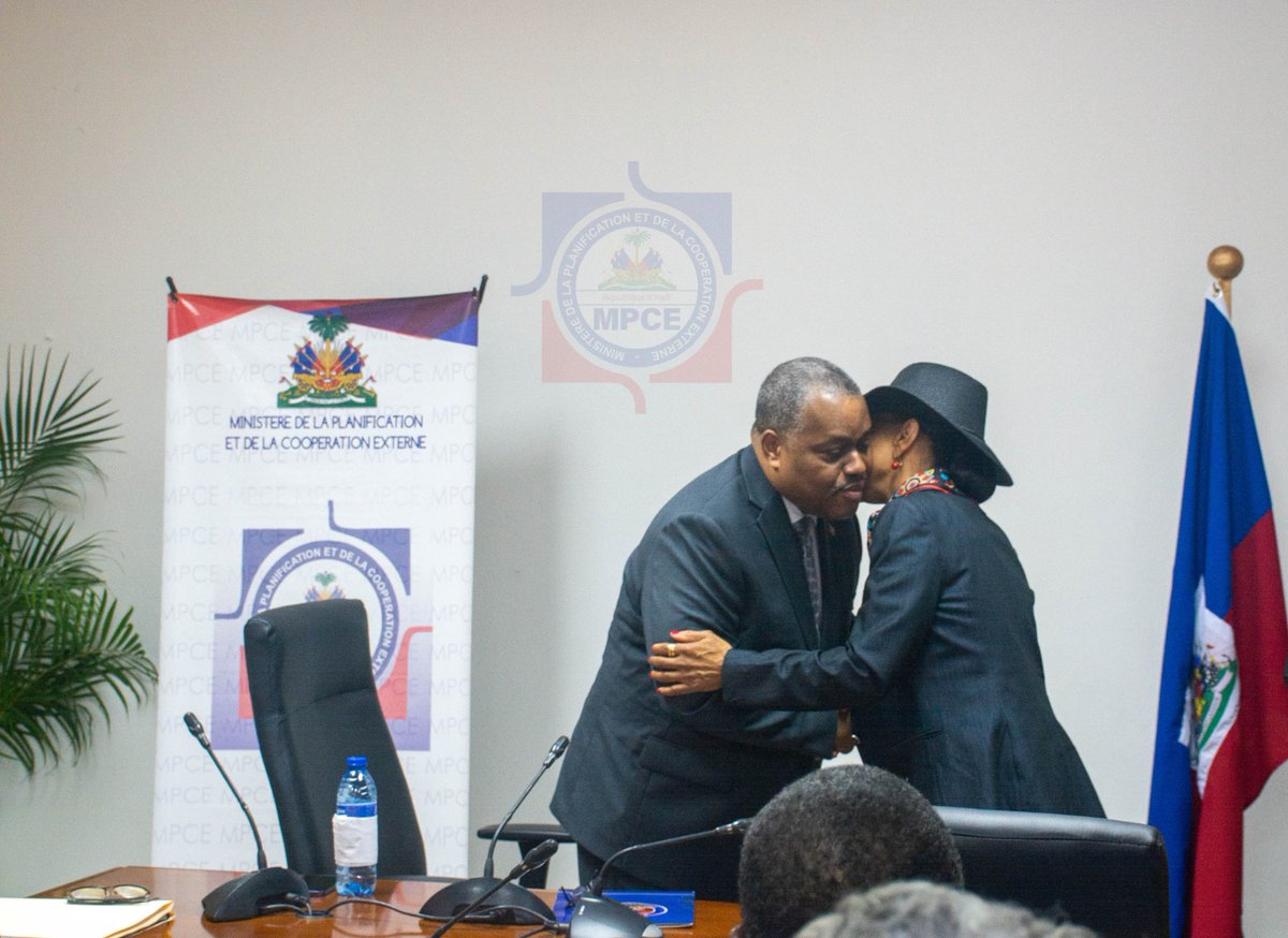 mpceht's tweet image. Installation ce lundi 17 Juin 2024 de Madame Ketleen FLORESTAL à la tête du #MPCE. C’est le Premier ministre Dr@ConilleGarry qui a procédé à son installation à la salle de conférence Toussaint Louverture dudit ministère.@MPCEHa @MEFHaiti @PrimatureHT