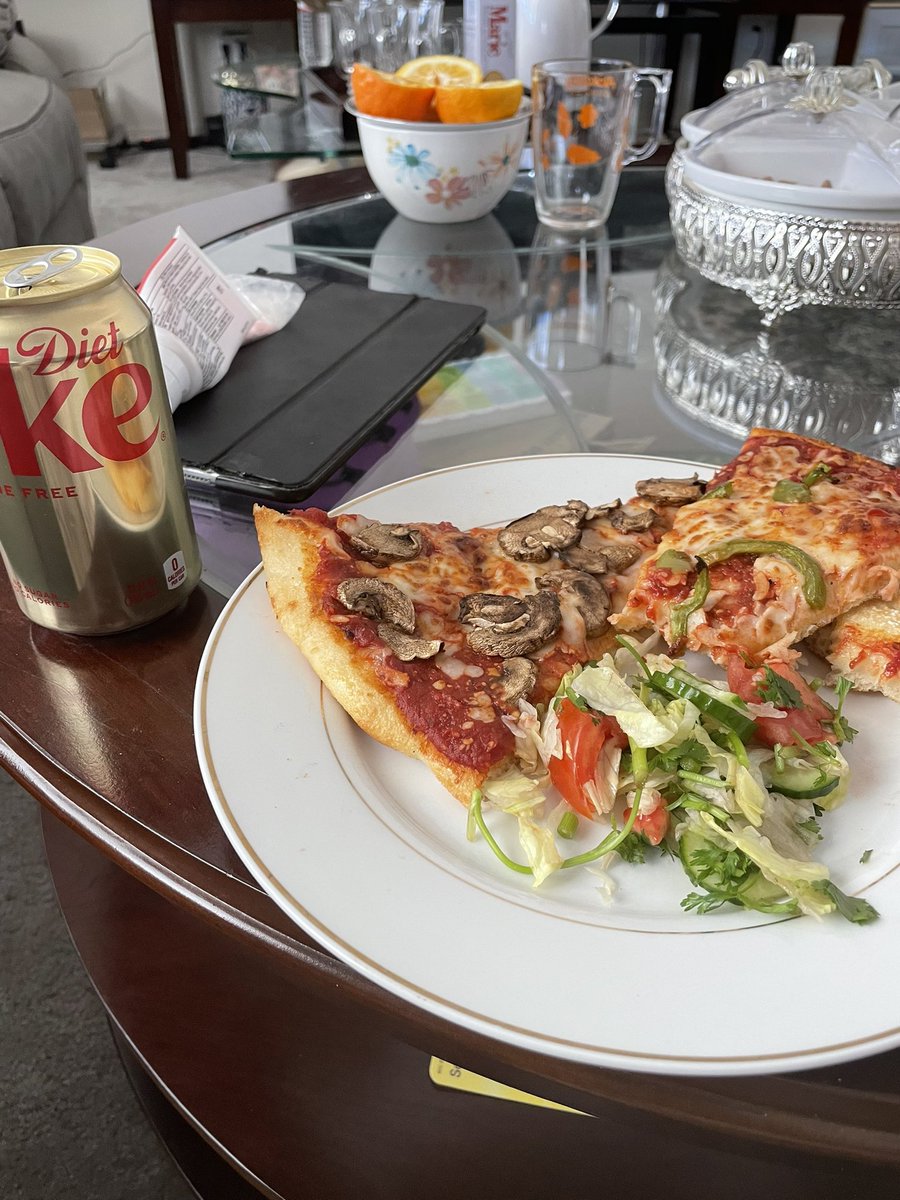 BeanieDaRem's tweet photo. Pizzzaa https://t.co/f7zOu1emOA