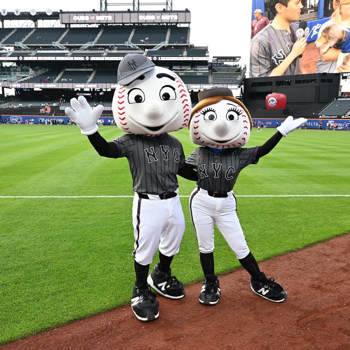 MrMet's tweet photo. Happy #NationalMascotDay from the King and Queen of Queens 👑 https://t.co/mMEfXtYTJC