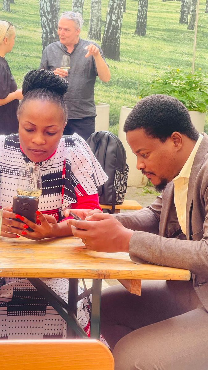 Moi: mon petit malien, viens près de ta Reine que je suis

Lui: vous les ivoiriens même, vous n'allez jamais changer (sourire)

Moi: si je change, c'est que je ne suis plus ivoirienne
Éclat de rire. Fin de la conversation
💔Repose en paix mon ami💔