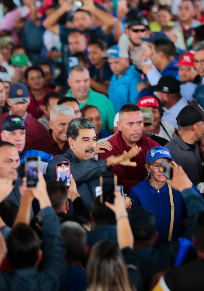 #EnVivo || “¡Que viva el pueblo de Guayana!. Quise venir aquí, al corazón de la esperanza futura (…) la esperanza de que en Venezuela construyamos una Guayana socialista. El socialismo productivo, el socialismo obrero” expresó el Pdte. <a href="/NicolasMaduro/">Nicolás Maduro</a>