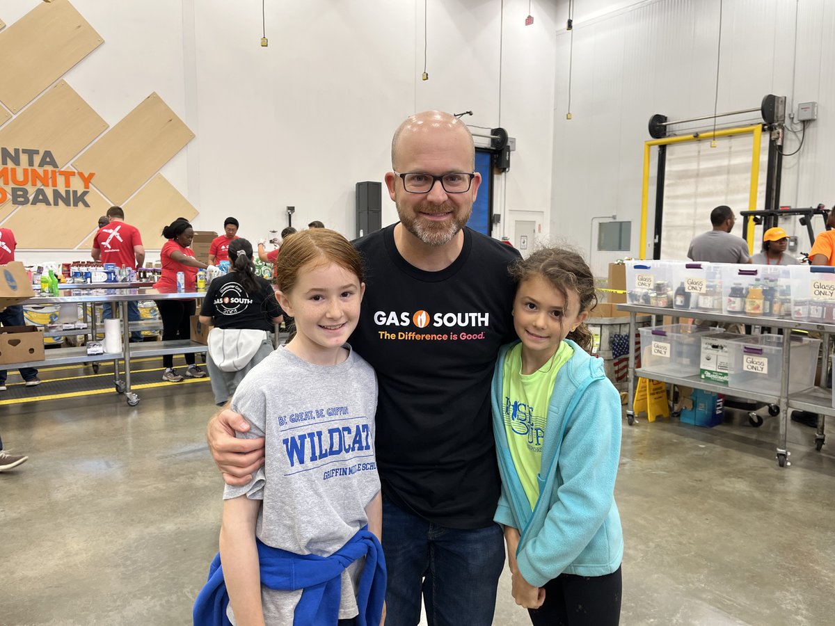 GasSouth's tweet image. It's Corporate Volunteer Week at Gas South's Atlanta office! Our employees are actively participating by volunteering at various community events across Atlanta, supporting different non-profit organizations. We began our day by sorting food at the Atlanta Community Food Bank.