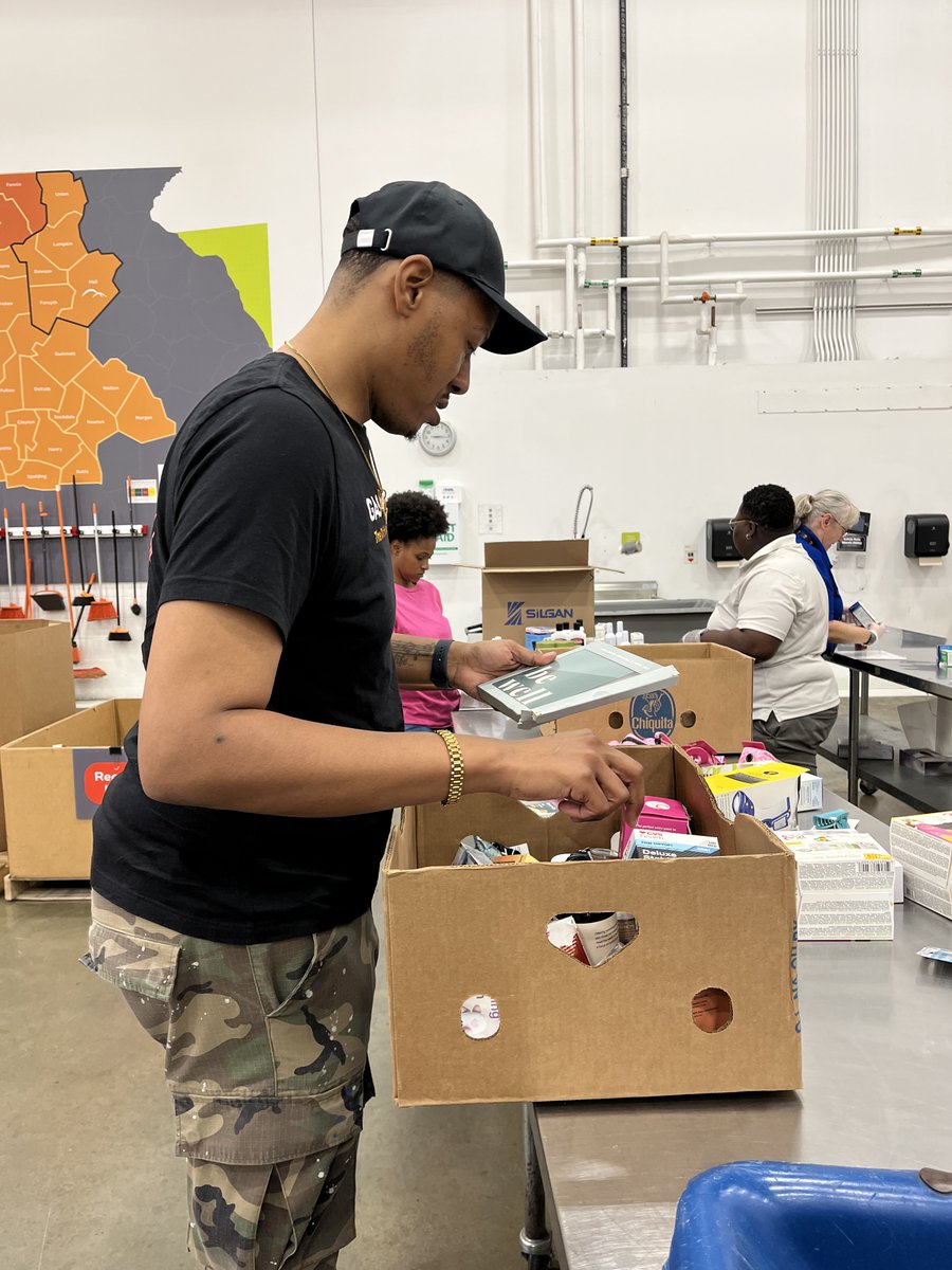 GasSouth's tweet image. It's Corporate Volunteer Week at Gas South's Atlanta office! Our employees are actively participating by volunteering at various community events across Atlanta, supporting different non-profit organizations. We began our day by sorting food at the Atlanta Community Food Bank.
