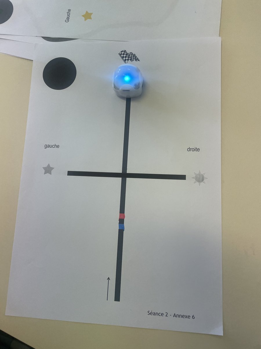 eriplolotte's tweet photo. Petite séance bonheur #ozobot en cp avant de reprendre mes montages vidéos ! On émet des hypothèses, on teste, on valide ou pas!! Des vrais petits scientifiques ! Toujours un plaisir … #erun https://t.co/rWWaKvfHZL