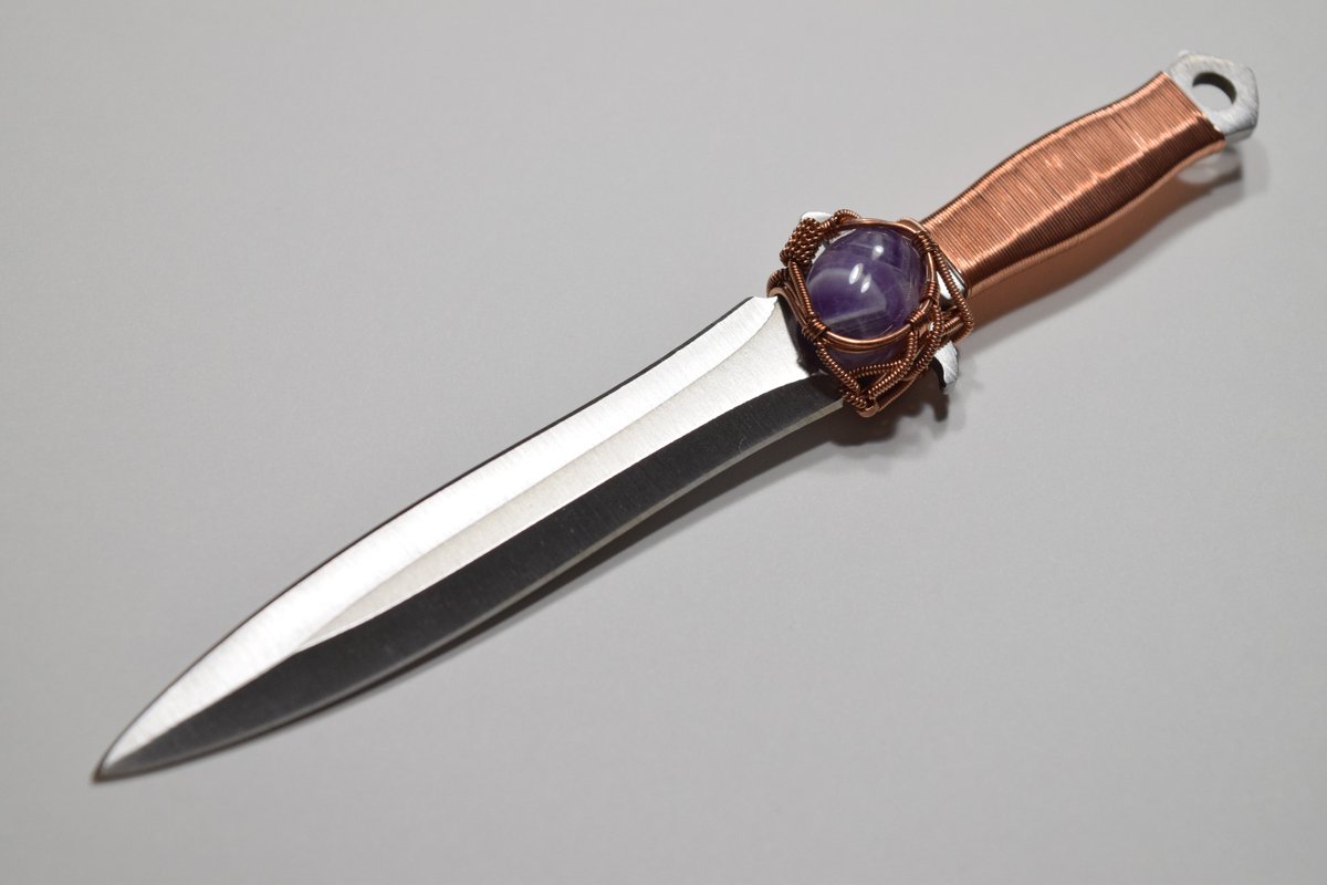 ArtificeMoon's tweet photo. Amethyst Mageblade and mini spoon https://t.co/IClwVjAETr
