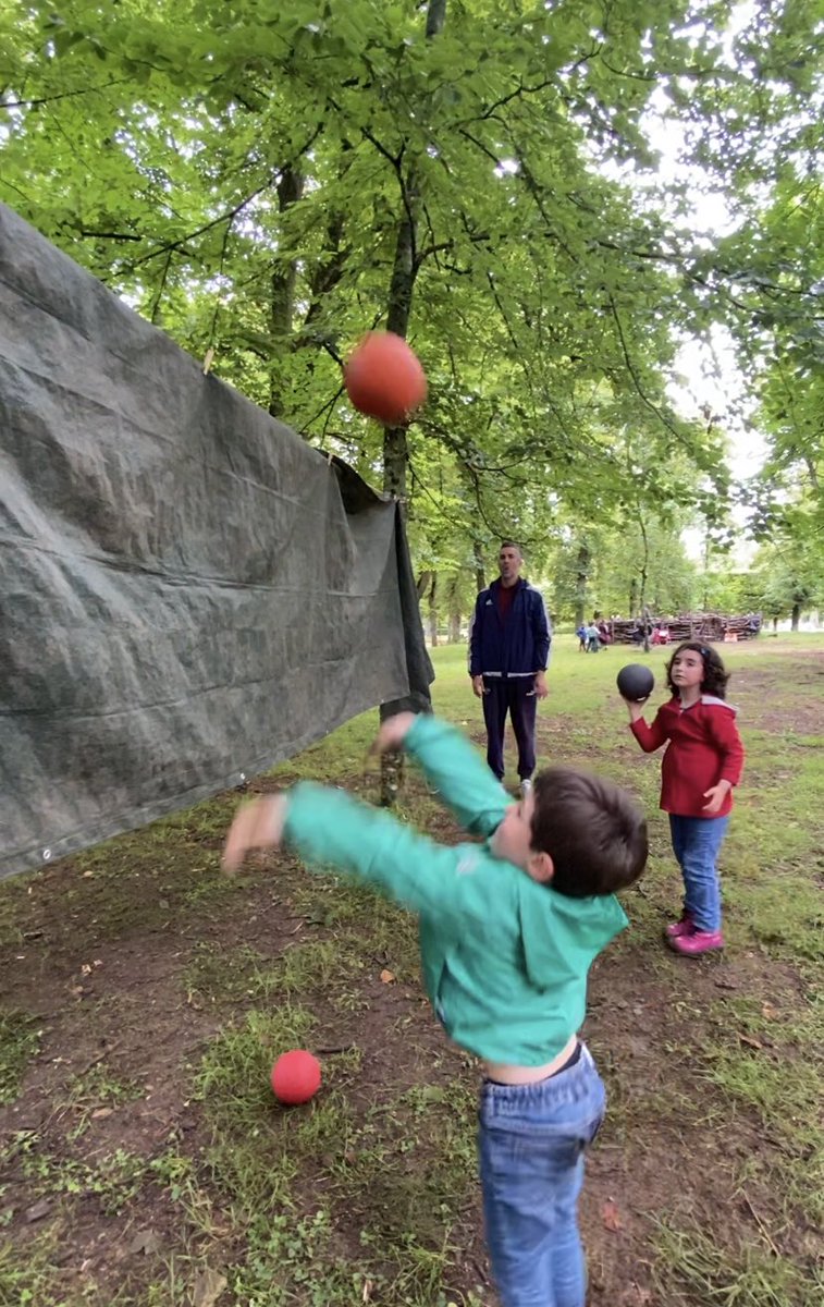 Ce matin, nous avons accueilli une guest star Andy Thornton Jones, l’entraîneur du Poitiers Basket , en classe dehors ! Ça tombait bien, on s’entraîne à lancer, et en particulier lancer par-dessus ! Il nous a donné plein de conseils ! Merci !!!!