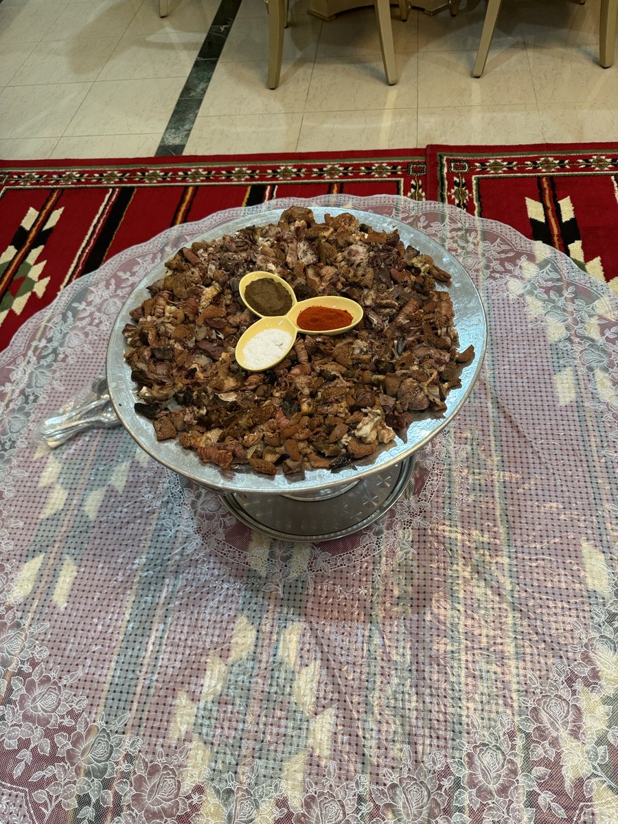 fahadalkhalaf58's tweet photo. #التبعان 
أكلة شعبية تشتهر فيها مدينة حائل .. 
مكونة من الرؤوس والكوارع والكروش والأكباد والعصبان (مصران ملفوفة على قطع من الكرش) تقدم مجففة 
ويقدم معها فلفل أحمر (صرار حايل) والملح والكمّون 
والهدف الحقيقي هو المعايدة واجتماع الأسرة والجيران والأحباب https://t.co/v9qwOkPDaq
