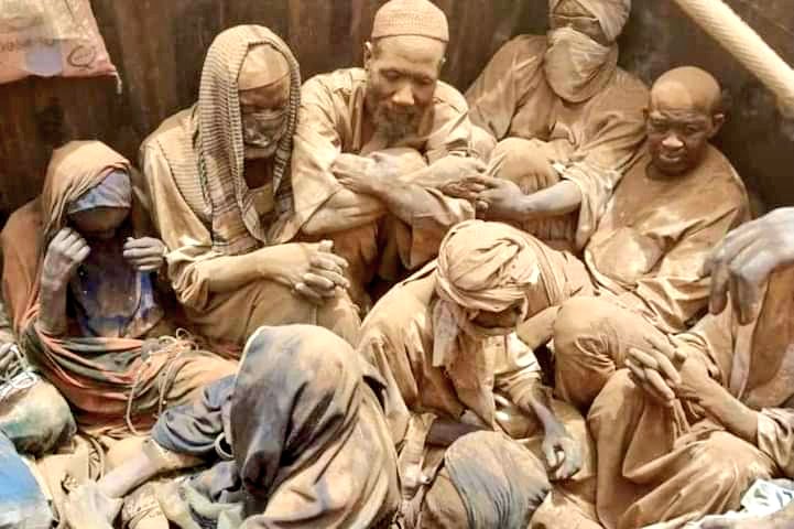 motazsuliman3's tweet photo. صورة من حجاج الفاشر أثناء سفرهم من الفاشر إلى بورتسودان ثم الي مكة المكرمة لأداء شعيرة الحج و قد تم منعهم من الدعم السريع من سلك الطريق الغربي فسلكوا طريق آخر لمدة 7 ليالي للوصول .

من صفحة الزميلة افكار عمر مصطفى.

#جرائم_الدعم_السريع https://t.co/lrFp9Ogfwu