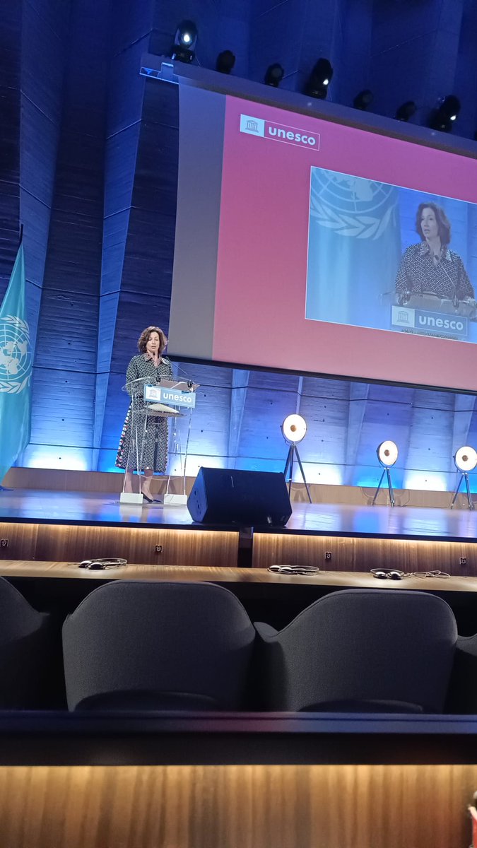 nancyovelar7's tweet photo. El presidente de Chile @GabrielBoric estuvo presente con un fuerte discurso a favor de la inversión en la educación pública en América Latina, en la reunión convocada por el Comité Directivo de Alto nivel del ODS4 en la UNESCO.
De la misma participan la DG de la UNESCO doña @AAzoulay  y ministros de educación de varios países del mundo.
Se presentó un informe sobre el "costo de la inacción en educación"
10 mil billones de dólares al año, equivalentes al PIB de Japón y Francia es el costo de no hacer nada para refundar la educación en el mundo y abordar la crisis que es global.
Los líderes coinciden en señalar el papel clave de los docentes en los sistemas educativos.
Un desafío común en todo el planeta.