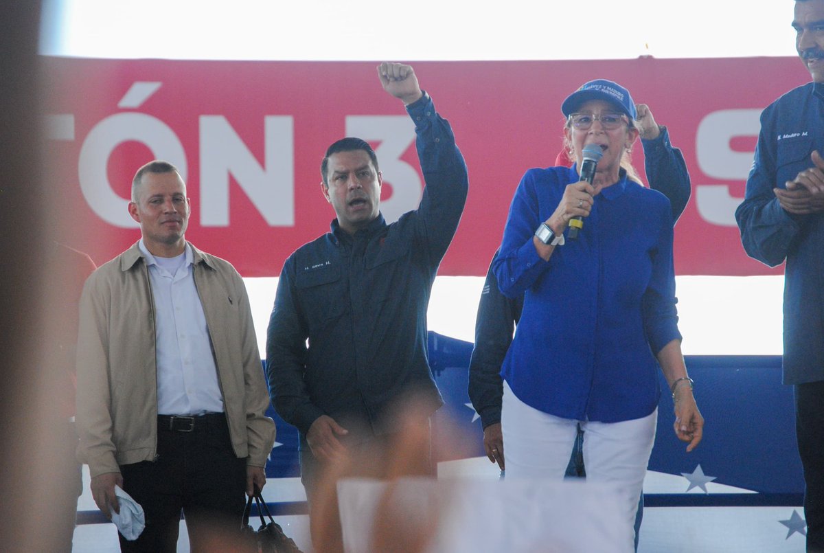CVG_Oficial's tweet photo. El jefe de Estado venezolano denunció que “los apellidos” han amenazado a Guayana.Los trabajadores del complejo respondieron que no lo permitirán, entre la consigna de: “No volverán, no volverán”, al tiempo que ratificaron su compromiso de llevar la producción al máximo nivel. https://t.co/JoooSVyq2T