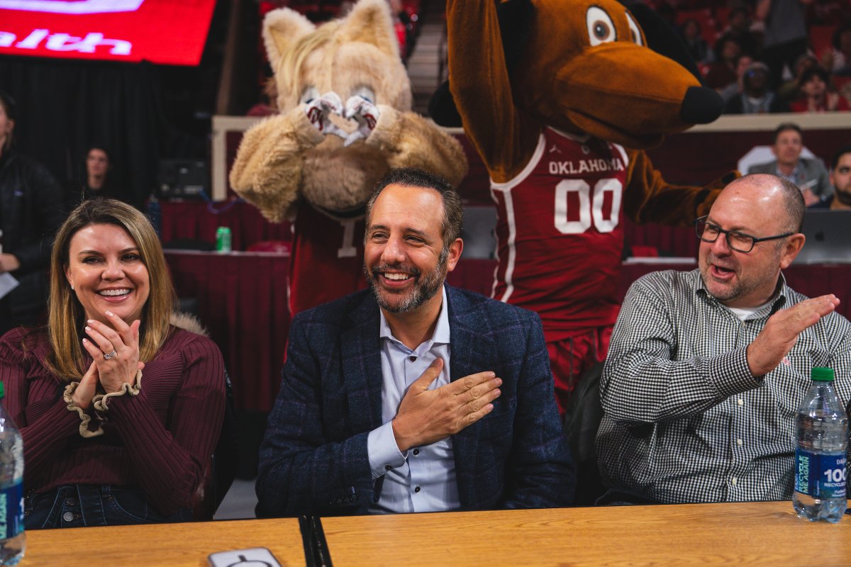 Happy National Mascot Day to my good friends and OU's biggest supporters, <a href="/BOOMERandSOONER/">Boomer & Sooner</a> and <a href="/OU_TopDaug/">Top Daug</a>!

Boomer! ☝️