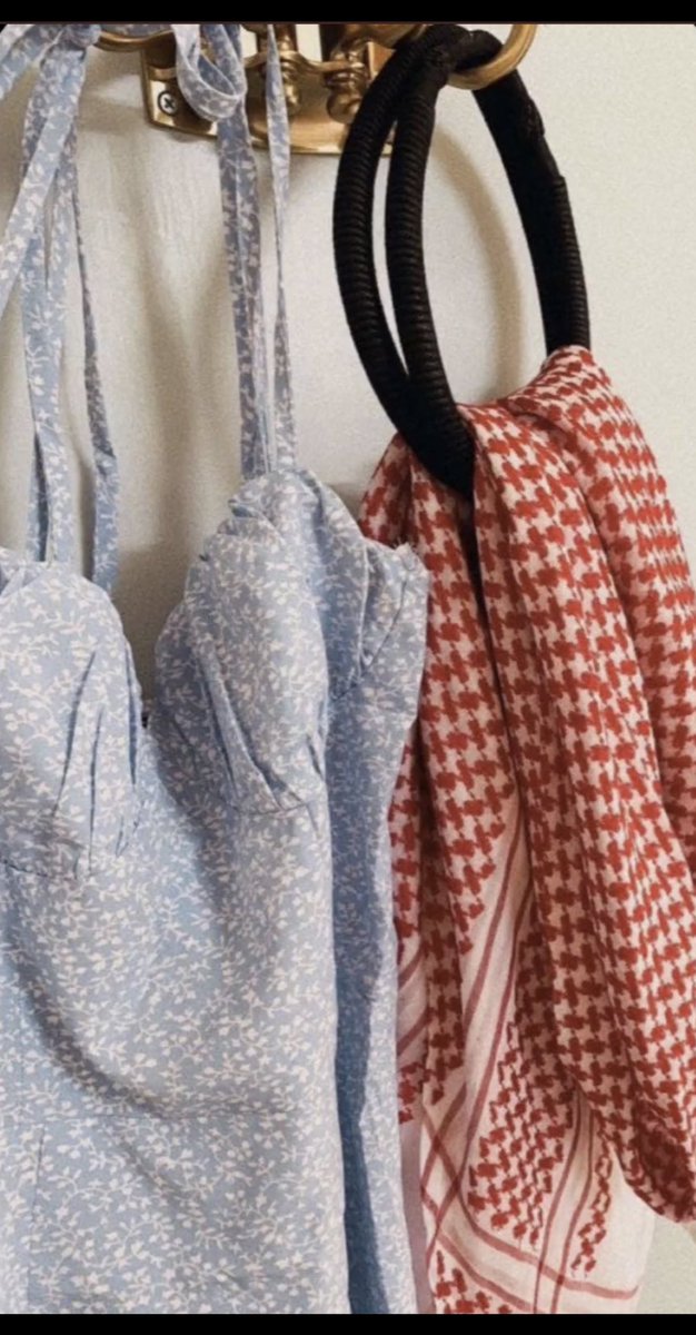 يا فرحة العيد مالك فالحنايا شريك
دوّر وتلقى ورى الأضلاع عيديّتك

انسف جديلك قبل تنسف مذارع يديك
الغيم تاجك وسطح الأرض زوليّتك

حتى الفساتين وعقود الذهب تحتريك
الكل منها يبي يلمس " خصوصيّتك "