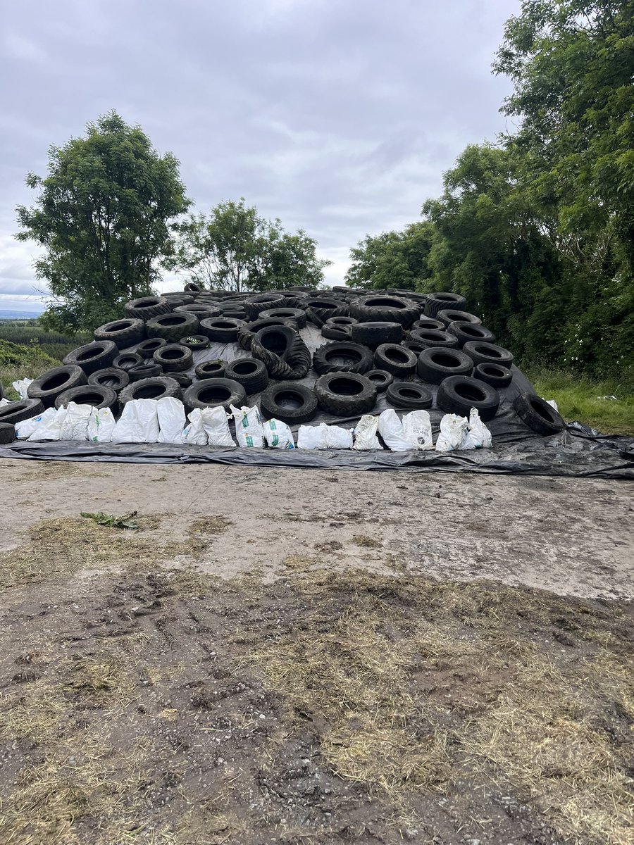 Edelburke4's tweet photo. How it started and how it ended…
Great lads to help cover pit today 🙏😎
#LackenFarmyard
#SilagePitCovered2024 https://t.co/sjiSjShpZh
