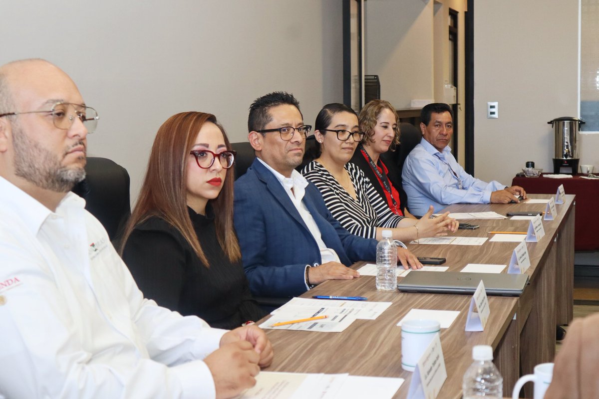 Esther_RamirezV's tweet photo. 🤝 Con el objetivo de compartir experiencias e información que impulsen acciones para el fortalecimiento hacendario💰, esta mañana nos reunimos con Antonio García Carreño, titular de la Unidad de Financiamiento y Asistencia Técnica de @Banobras_mx #VPIE.
✅ Formalizamos el inicio de un proyecto coordinado, para incentivar la inscripción de los contribuyentes al Impuesto sobre Nómina y facilitar el cumplimiento de las obligaciones fiscales, las cuales nos permiten proveer de recursos públicos para continuar con la transformación de #ElHidalgoQueQueremos #VPIE ⚙️.