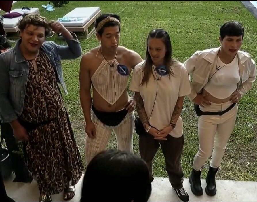en mi cumpleaños voy a juntar a mis amigos de la facultad, a mis amigos del trabajo y a mis amigos de la secundaria