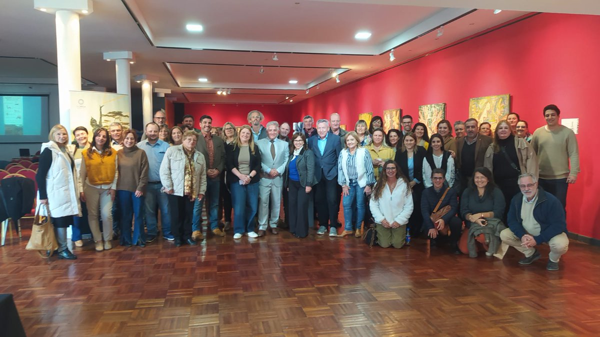 CamturUruguay's tweet photo. #HOY con gran presencia de participantes del sector turístico, se realizó en el Museo de Artes Visuales de Florida #MAVEA, el encuentro “Reinventando el Turismo Rural” con el experto español @ArturoCrosby doctor en Desarrollo Turístico Sostenible.
#TurismoRural https://t.co/eHaBnFzNbP